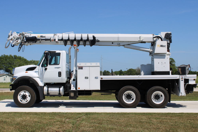 2013 International 7300 Altec D3060B-TR Digger Derrick - Photo 3