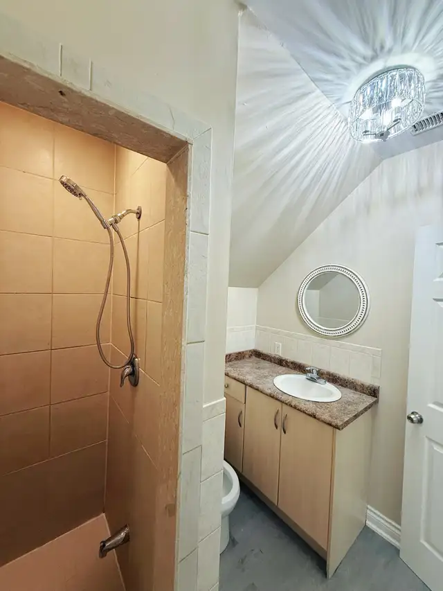 Room for rent near subway and Yorkdale (Female Only) - Photo 6