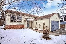 Bright 3BR main-floor bungalow with private backyard - Photo 8