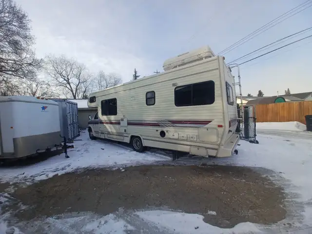 ONLY 35800km, years of trouble free camping. 27 foot motorhome - Photo 2