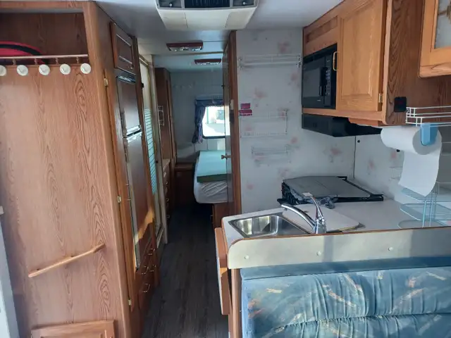 ONLY 35800km, years of trouble free camping. 27 foot motorhome - Photo 5