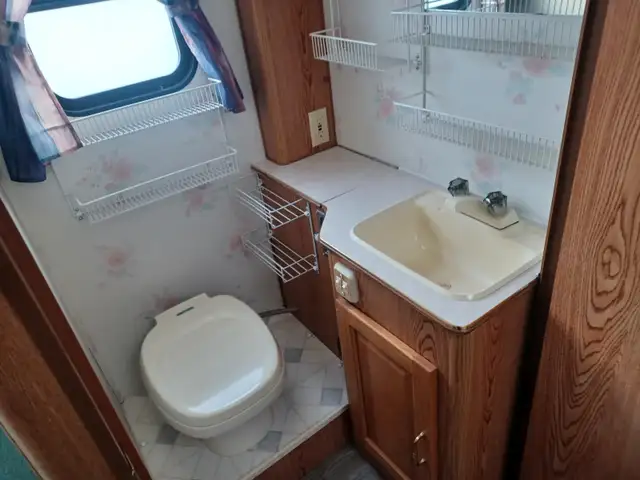 ONLY 35800km, years of trouble free camping. 27 foot motorhome - Photo 7