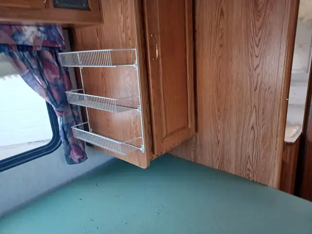 ONLY 35800km, years of trouble free camping. 27 foot motorhome - Photo 9