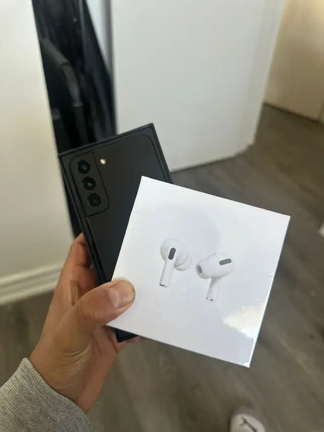 Samsung Galaxy S22 256GB Airpods/Charger Set/Delivery