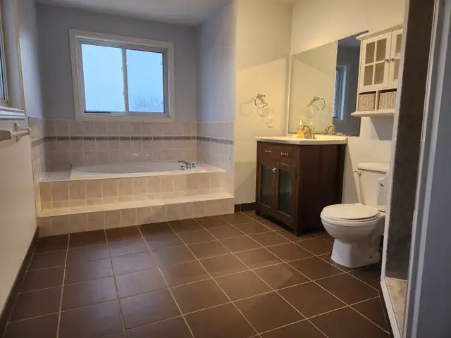 Brightand Sunny All Brick 2 Storey Family Home for rent. - Photo 2