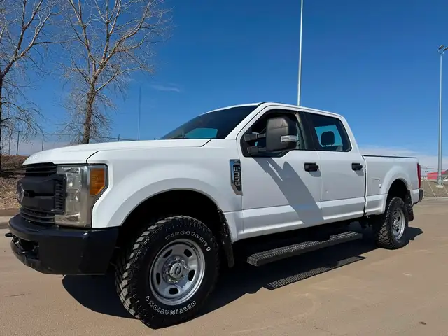 2017 Ford Super Duty F-350 SRW ONLY 129K - 4WD Crew Cab - CLEAN