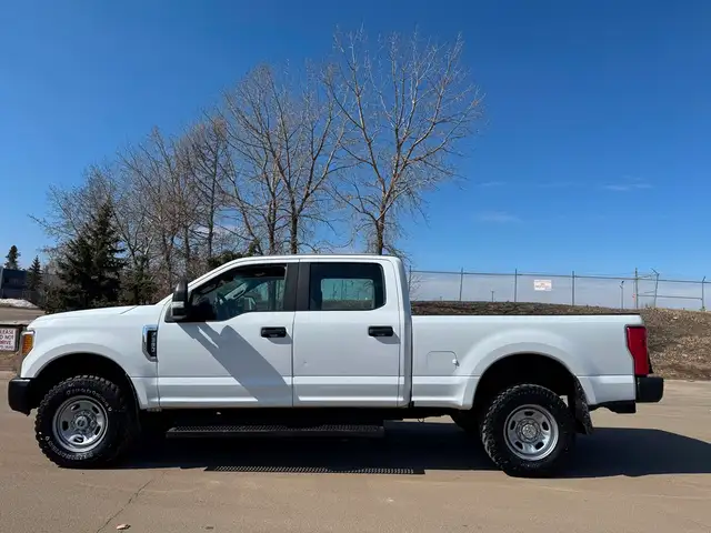 2017 Ford Super Duty F-350 SRW ONLY 129K - 4WD Crew Cab - CLEAN - Photo 2