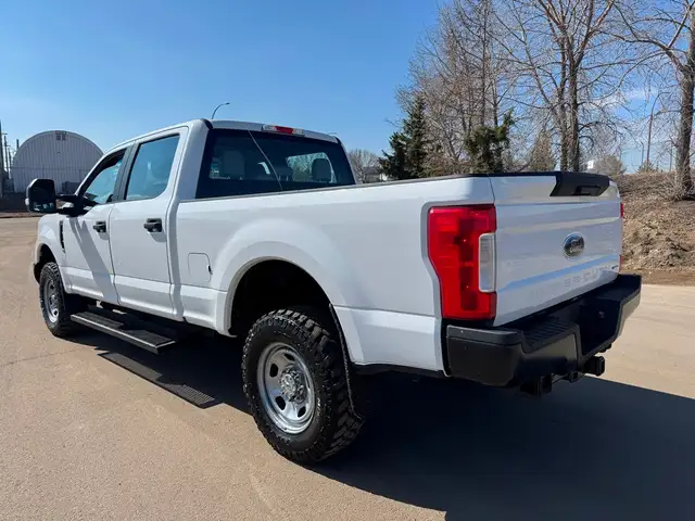 2017 Ford Super Duty F-350 SRW ONLY 129K - 4WD Crew Cab - CLEAN - Photo 3