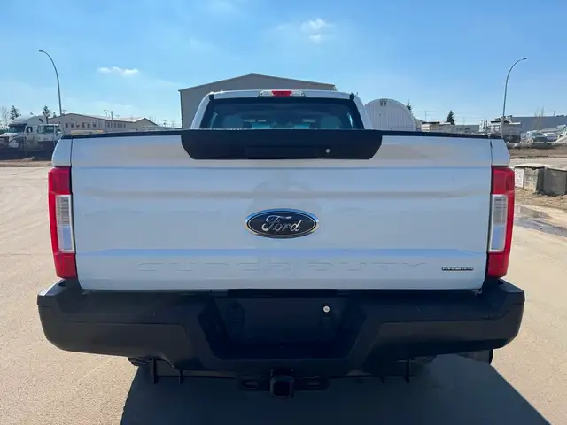 2017 Ford Super Duty F-350 SRW ONLY 129K - 4WD Crew Cab - CLEAN - Photo 4