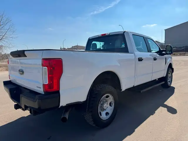 2017 Ford Super Duty F-350 SRW ONLY 129K - 4WD Crew Cab - CLEAN - Photo 5