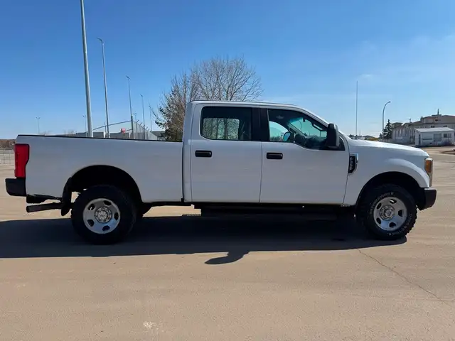 2017 Ford Super Duty F-350 SRW ONLY 129K - 4WD Crew Cab - CLEAN - Photo 6