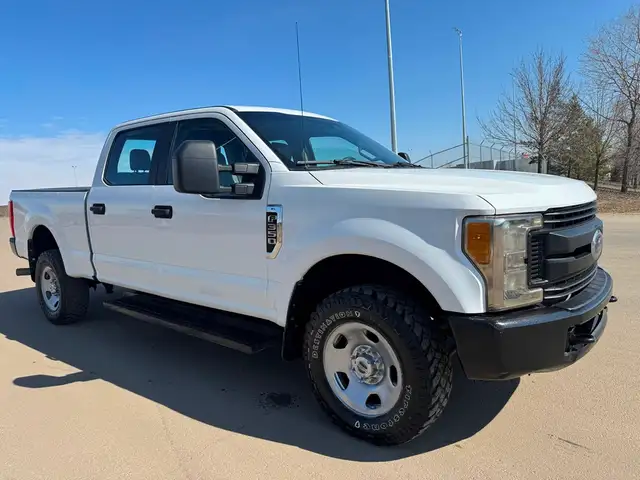 2017 Ford Super Duty F-350 SRW ONLY 129K - 4WD Crew Cab - CLEAN - Photo 7