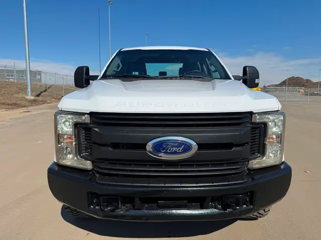 2017 Ford Super Duty F-350 SRW ONLY 129K - 4WD Crew Cab - CLEAN - Photo 8