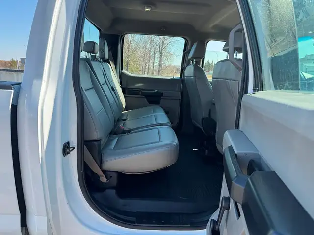 2017 Ford Super Duty F-350 SRW ONLY 129K - 4WD Crew Cab - CLEAN - Photo 10