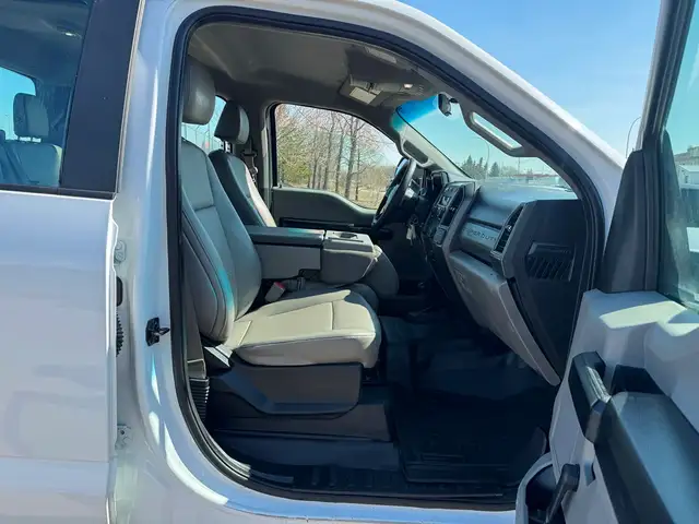 2017 Ford Super Duty F-350 SRW ONLY 129K - 4WD Crew Cab - CLEAN - Photo 11