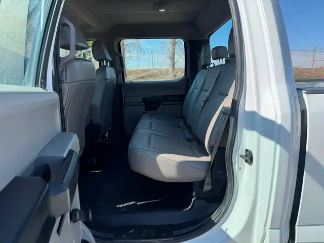 2017 Ford Super Duty F-350 SRW ONLY 129K - 4WD Crew Cab - CLEAN - Photo 12