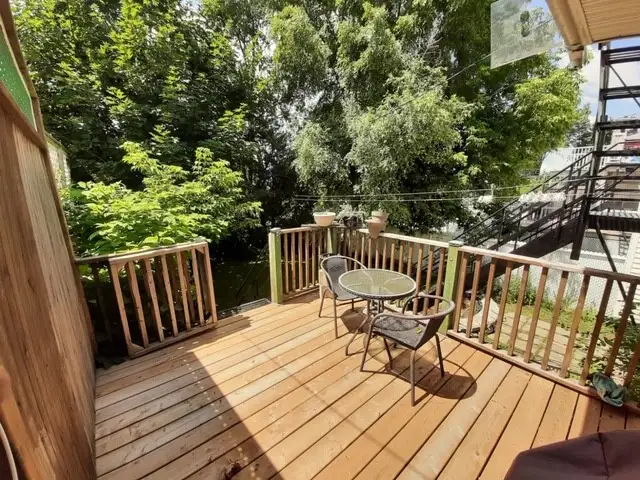 4 1/2  Renov. in duplex, parking, backyard, pet friendly, metro.