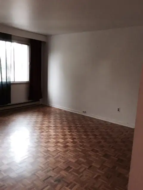 4 1/2  Renov. in duplex, parking, backyard, pet friendly, metro. - Photo 4