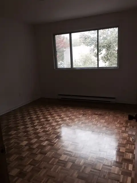 4 1/2  Renov. in duplex, parking, backyard, pet friendly, metro. - Photo 5