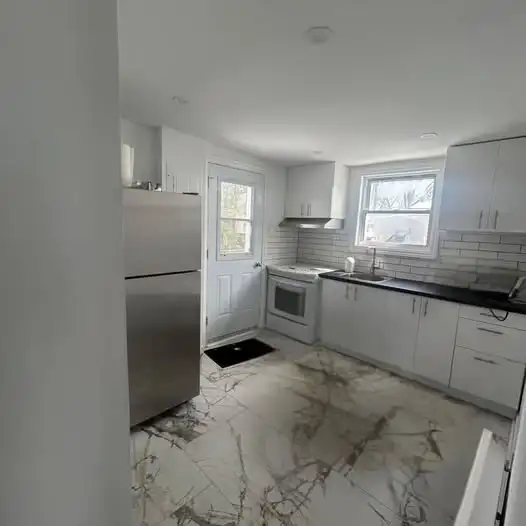 For Rent 3 1/2 renovated  5 mins from metro Longueuil. - Photo 3