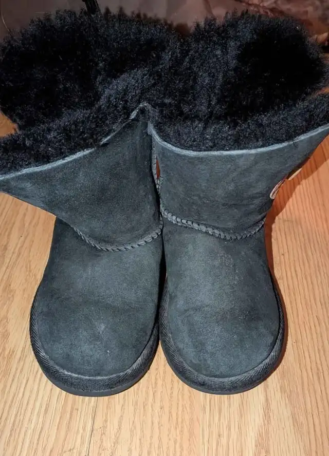 Girls size 9 UGG boots