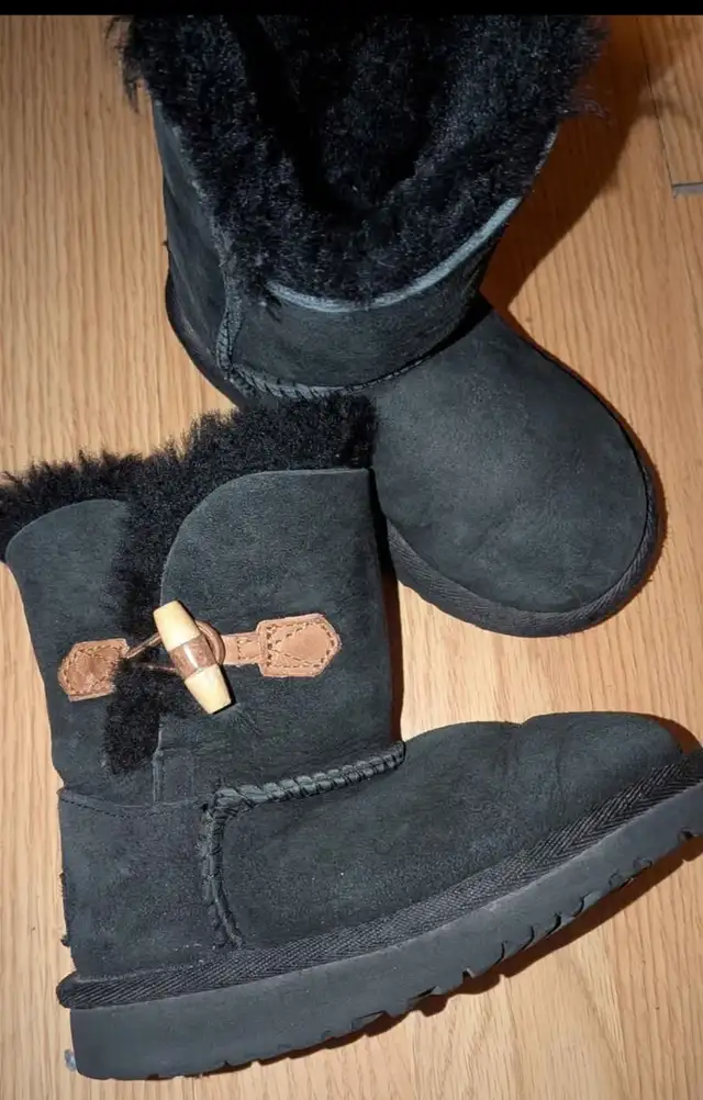 Girls size 9 UGG boots - Photo 2
