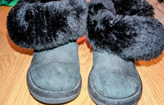 Girls size 9 UGG boots - Photo 3
