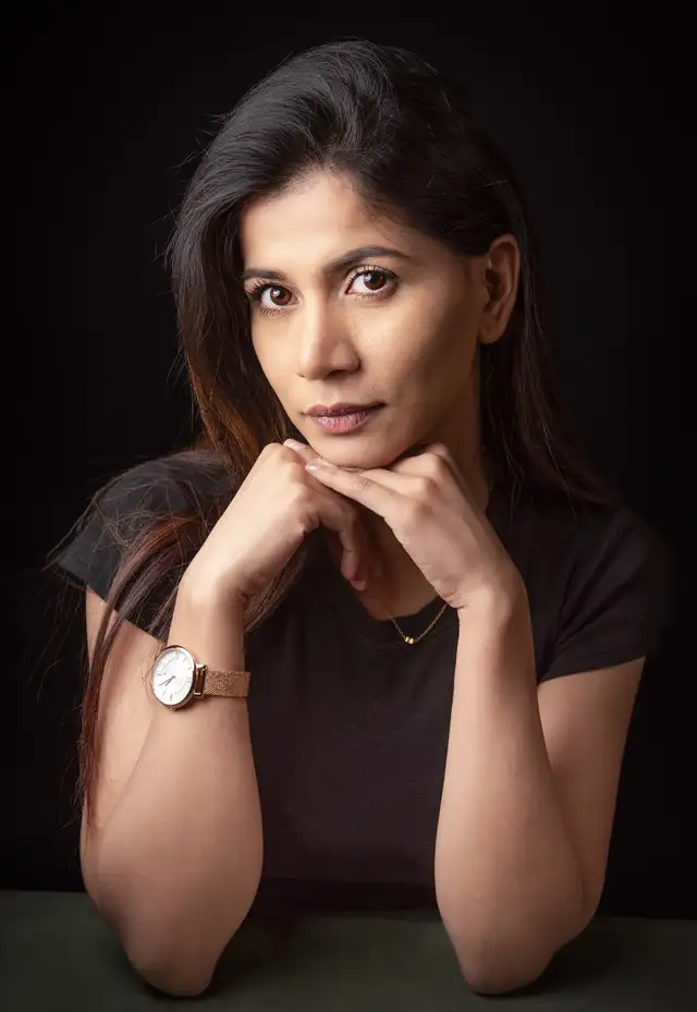 PROFESSIONAL STUDIO HEADSHOT SESSION