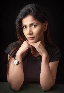 PROFESSIONAL STUDIO HEADSHOT SESSION