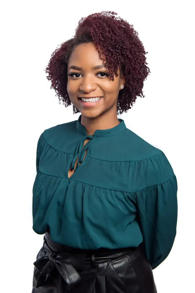 PROFESSIONAL STUDIO HEADSHOT SESSION - Photo 9