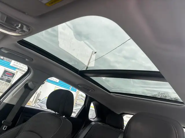 2018 Hyundai Elantra GT GLS, Panoramic Roof, Back-Up-Camera, Pus - Photo 12