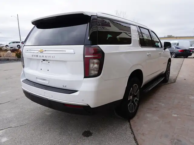 2023 Chevrolet Suburban LT 4WD - 8 PASS - HTD LEATHER - Photo 10