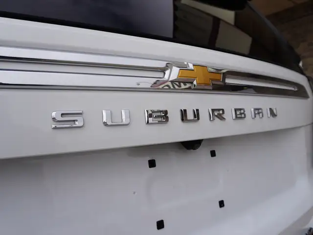 2023 Chevrolet Suburban LT 4WD - 8 PASS - HTD LEATHER - Photo 44