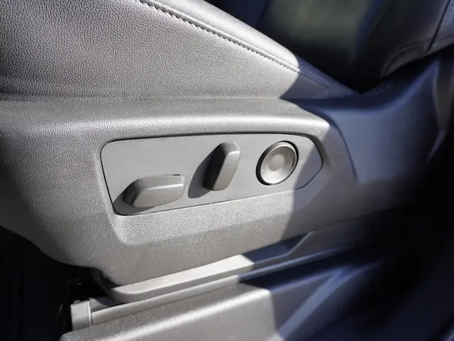 2024 Chevrolet Suburban 4WD LT - 7 Passenger - DURAMAX DIESEL - Photo 28