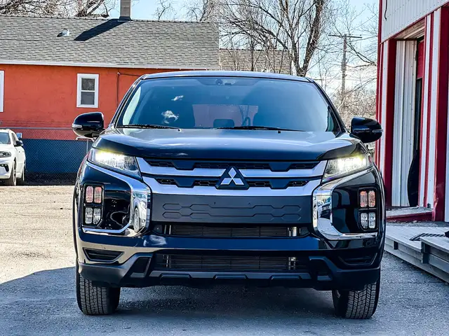 2024 Mitsubishi RVR SE - (Only 2,800KM!) - Photo 3