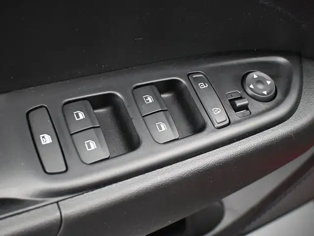 2022 Hyundai Venue Essential One Owner!, Heated Seats, Apple/And - Photo 4