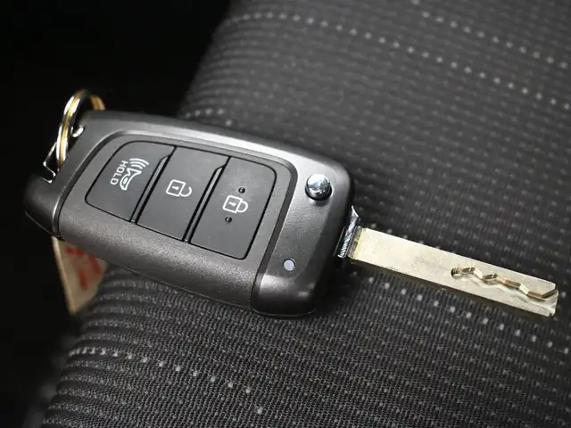 2022 Hyundai Venue Essential One Owner!, Heated Seats, Apple/And - Photo 6