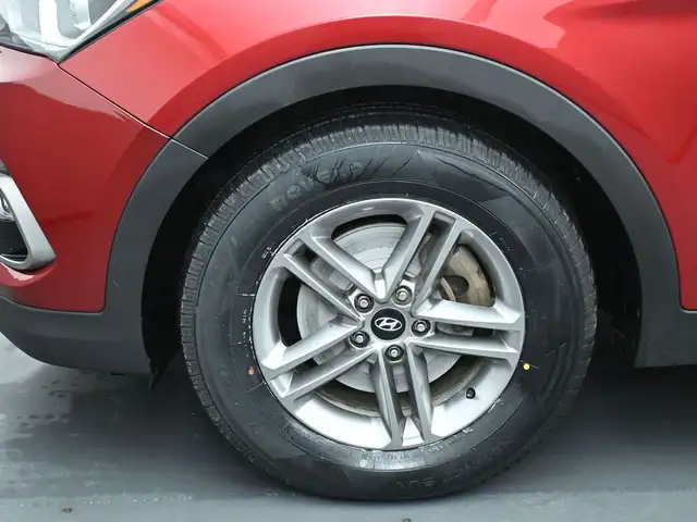 2017 Hyundai Santa Fe Sport Heated Seats/Wheel, Low KMS, Alloys, - Photo 4