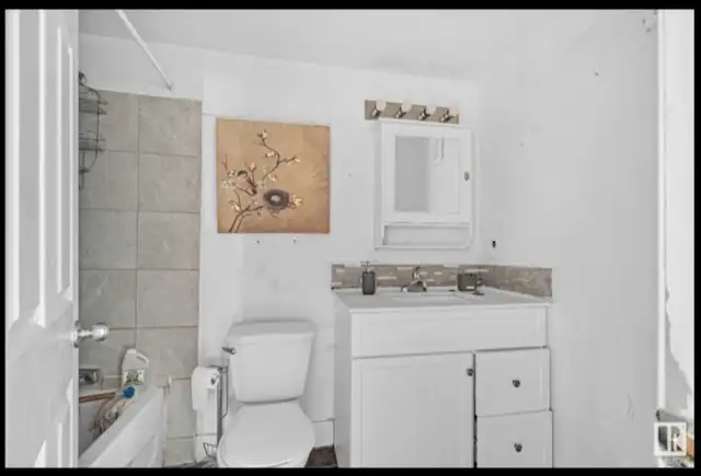 Furnished Room for Rent – Walk to Bonnie Doon Mall & LRT - Photo 5