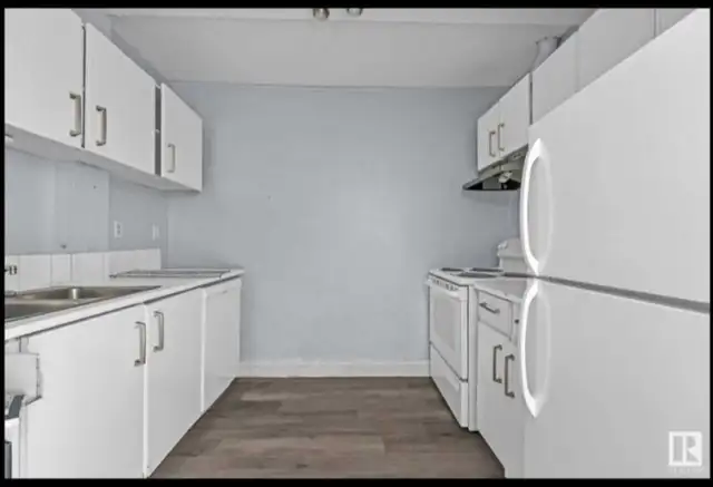 Furnished Room for Rent – Walk to Bonnie Doon Mall & LRT - Photo 6