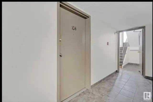 Furnished Room for Rent – Walk to Bonnie Doon Mall & LRT - Photo 8