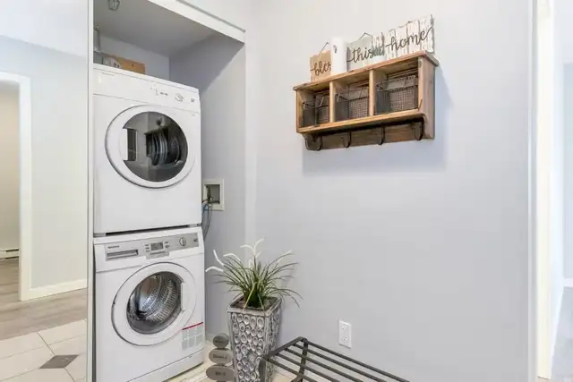 Top‑Floor 2‑Bed Condo in Richmond – 5933 Cooney Rd – $3150 - Photo 2