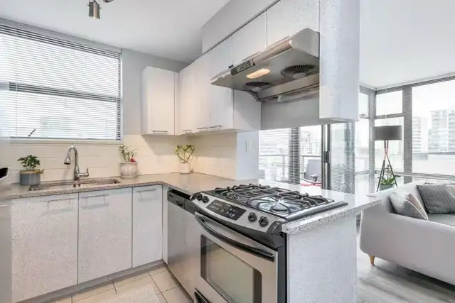 Top‑Floor 2‑Bed Condo in Richmond – 5933 Cooney Rd – $3150 - Photo 5