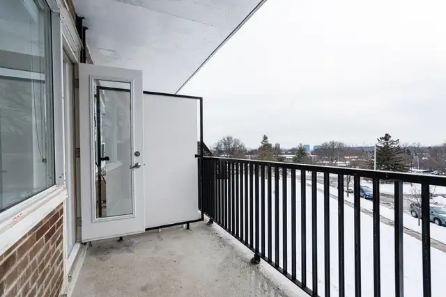 renovated two bedroom, Leslie and Lawrence - ID 4460 - Photo 2