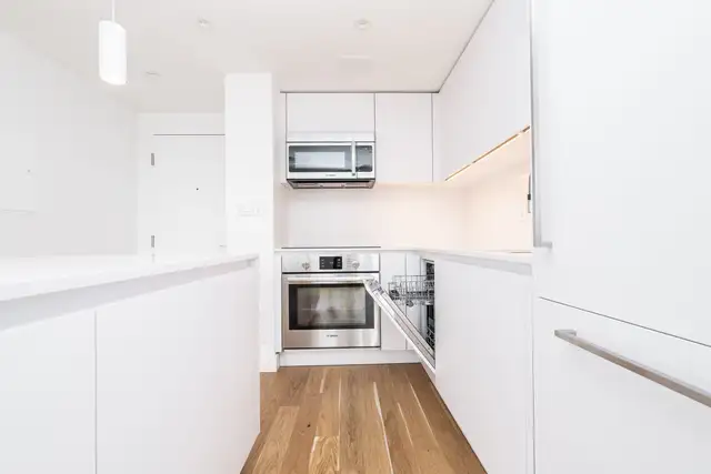 renovated two bedroom, Leslie and Lawrence - ID 4460 - Photo 3