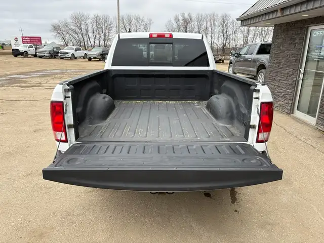 2019 Ram 1500 Classic Crew Cab 4X4 SLT 5.7L - Clean Title - Photo 7