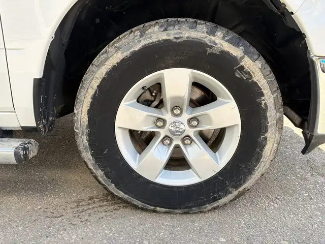 2019 Ram 1500 Classic Crew Cab 4X4 SLT 5.7L - Clean Title - Photo 9