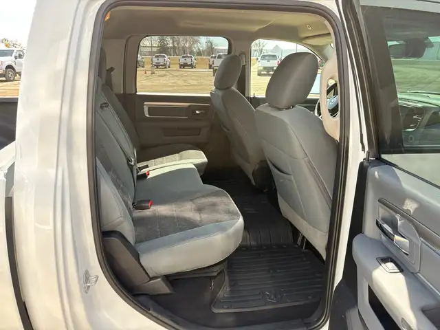 2019 Ram 1500 Classic Crew Cab 4X4 SLT 5.7L - Clean Title - Photo 15