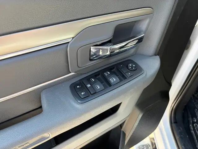 2019 Ram 1500 Classic Crew Cab 4X4 SLT 5.7L - Clean Title - Photo 16