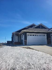 #8731- 4Bed/ 3Bath Duplex in Whispering Ridge! Avail Now. $2700